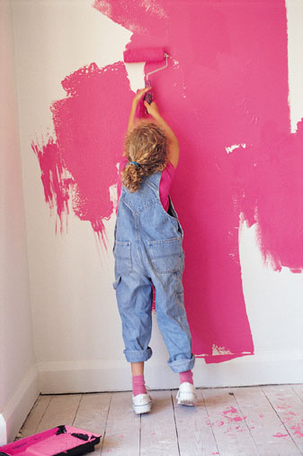 nina-pintando-pared-de-rosa.jpg
